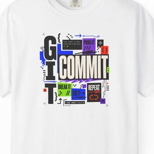 Puede incluir: Una camiseta blanca de manga corta con un gráfico central que muestra el texto "GIT" en vertical y "COMMIT" en horizontal. El diseño incluye varias formas geométricas pequeñas en azul, verde y morado, símbolos de código y las palabras "BREAK IT" y "REPEAT" en un estilo moderno inspirado en la tecnología.