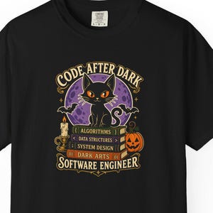 Könnte beinhalten: Ein schwarzes T-Shirt mit einer Grafik, die eine schwarze Katze auf einem Stapel Bücher zeigt, beschriftet mit Algorithms, Data Structures, System Design und Dark Arts. Das Design enthält einen violetten Mond, Fledermäuse, eine Kerze, einen Kürbis und den Text Code After Dark Software Engineer.