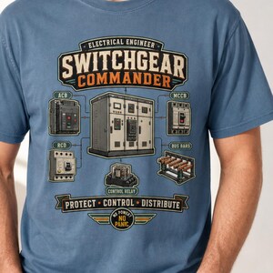 Könnte beinhalten: Ein blaues T-Shirt mit kurzen Ärmeln und einem Grafikdruck mit dem Text Electrical Engineer Switchgear Commander. Das Design zeigt Abbildungen elektrischer Komponenten wie ACB, MCCB, RCD, Sammelschienen und ein Steuerrelais.