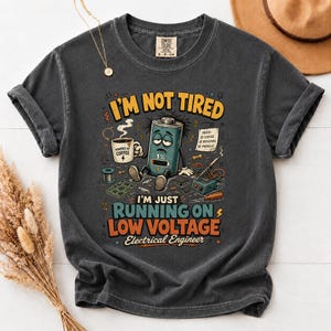 Ich bin nicht müde – T-Shirt mit Niederspannungsbatterie, lustiges Geschenk für müde Ingenieure, witziges Shirt für Elektrotechniker, Kaffeeliebhaber unter den Elektrotechnikern