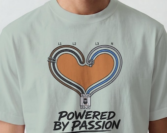 Cadeau pour ingénieur électricien pour mari : T-shirt « Powered By Passion Wire Heart » (Inspiré par la passion) – Cadeau de fin d’études en haute tension – Mon fils a adoré ! Super cadeau pour mon mari !