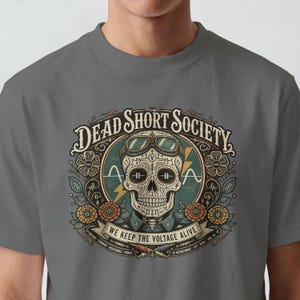 T-Shirt für Elektrotechniker der Dead Short Society, Zuckerschädel-T-Shirt für Elektrotechniker zu Halloween, „Wir halten die Spannung am Leben“-Shirt, Geschenk für Energietechniker