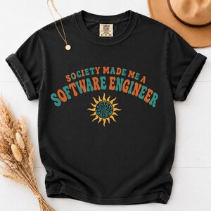 T-shirt « La société a fait de moi un ingénieur logiciel », T-shirt humoristique sur la technologie, T-shirt rétro pour développeur, Cadeau pour passionnés d'informatique, T-shirt sarcastique pour programmeurs