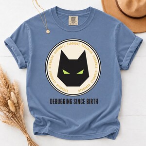 デバッグは生まれたときから（Debugging Since Birth）Tシャツ、面白いソフトウェアエンジニアTシャツ、プログラマーへのギフト、コーディング猫Tシャツ、コンピュータサイエンス開発者Tシャツ