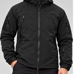 Op de afbeelding: Een zwarte tactische softshell jas met een capuchon met trekkoord, een volledige ritssluiting aan de voorzijde en meerdere zakken met rits op de borst en mouwen. De mouwen hebben verstelbare klittenbandsluitingen bij de boorden.