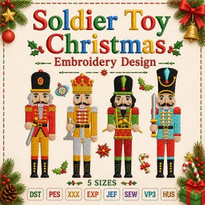 Könnte beinhalten: Ein Stickmuster mit vier Nussknacker-Soldaten in roten, gelben, grünen und blauen Uniformen. Der Text lautet Soldier Toy Christmas Embroidery Design. Dekorative Elemente umfassen Stechpalmen, eine goldene Glocke und einen Tannenzapfen.