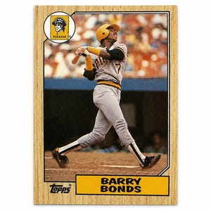 Könnte beinhalten: Eine Topps-Baseballkarte mit Barry Bonds in der Uniform der Pittsburgh Pirates beim Schlag. Die Karte hat einen Rand in Holzoptik, ein gelbes Namensschild mit dem Text BARRY BONDS und ein kreisförmiges Pirates-Logo in der oberen Ecke.
