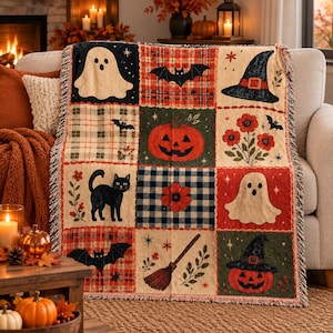 Könnte beinhalten: Eine gewebte Wohndecke mit einem Raster aus neun Quadraten mit Halloween-Motiven wie Geistern, einer schwarzen Katze, einem Kürbis, einem Hexenhut, einem Besen, Fledermäusen und Blumenmustern in Orange, Schwarz, Creme und Grün mit Fransen.