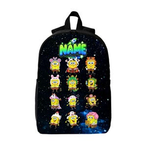 Op de afbeelding: Een zwarte rugzak met een ruimte-thema achtergrond met sterren en een sterrenstelselpatroon. De voorkant toont het woord NAME in groene en blauwe letters, samen met twaalf illustraties van Spongebob Squarepants in diverse dierenkostuums.