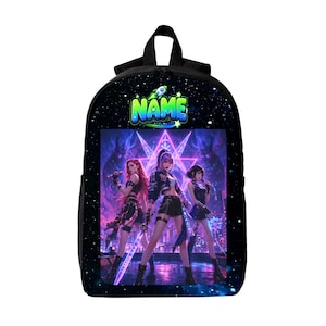 Peut inclure: Un sac à dos noir avec un fond sur le thème de l'espace parsemé d'étoiles et un graphique central représentant trois personnages de style anime dans un décor violet néon. Le mot NAME est imprimé en vert vif avec une petite fusée au-dessus.