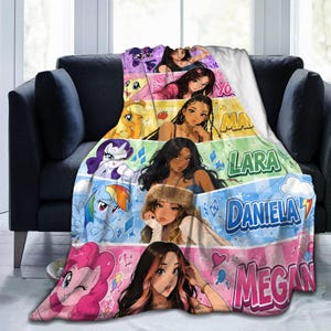 Könnte beinhalten: Eine weiche Fleecedecke mit horizontalen Feldern, die My Little Pony-Figuren und illustrierte menschliche Charaktere zeigen. Das Design enthält Namen wie Lara, Daniela und Megan in fetten, bunten Schriftarten.