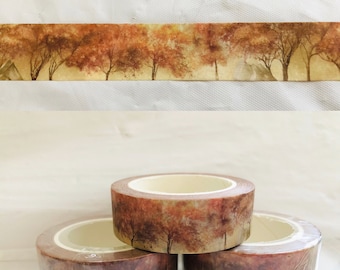 以下が含まれることがあります： 秋色の木々が描かれた、装飾用の和紙テープ。茶色、オレンジ、黄色の色合いです。テープのロールとストリップが表示されており、スクラップブッキングやクラフトプロジェクトに最適です。