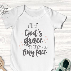 All of God’s Grace In One Tiny Dace SVG, Säugling-Kinderzimmer-Zeichen, Bodysuit Onesie SVG, Kleinkind, Neugeborenen Silhouette Cricut Cut File, süßes Mädchen
