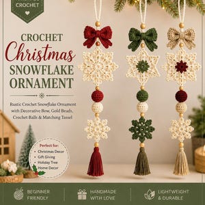 Può includere: Tre decorazioni natalizie all'uncinetto da appendere con fiocchi di neve color crema, fiocchi decorativi rossi, verdi e beige, perline di legno e nappe abbinate. Il testo recita: HANDMADE CROCHET, CROCHET Christmas SNOWFLAKE ORNAMENT.