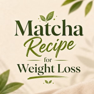 Könnte beinhalten: Ein Grafikdesign mit dem dunkelgrünen Text Matcha Recipe for Weight Loss auf hellbeigem Hintergrund. Das Design enthält stilisierte grüne Blattillustrationen oben und unten sowie dekorative horizontale Linien, die den Text betonen.