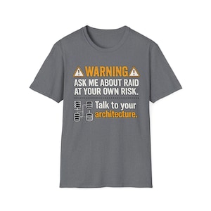 Peut inclure: Un t-shirt gris anthracite à manches courtes avec le texte WARNING ASK ME ABOUT RAID AT YOUR OWN RISK. Talk to your architecture. Le motif comprend deux triangles d'avertissement jaunes et une illustration graphique d'une baie de stockage.