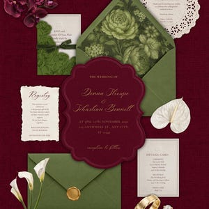 Puede incluir: Un conjunto de invitaciones de boda con una tarjeta burdeos festoneada con texto dorado, sobres verdes con forro floral, una tarjeta de registro, una tarjeta de detalles, una tarjeta de bienvenida con borde de encaje, dos anillos de oro y calas blancas.