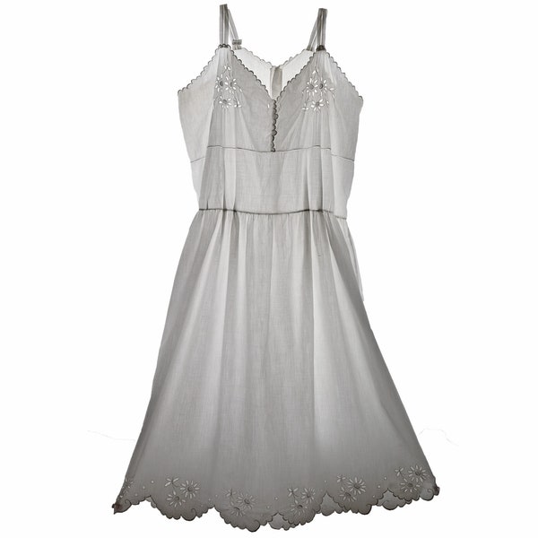 1900 Lingerie ancienne, une robe blanche sans manche en linon et coton, broderie ajourée