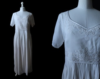 Vintage robe longue, blanche, brodée, manches courtes. Marque Jacqueline Riu