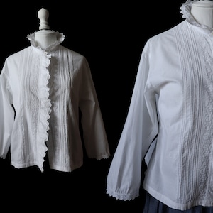 Chemise ancienne blanche en coton brodé, manches longues, forme évasée image 3