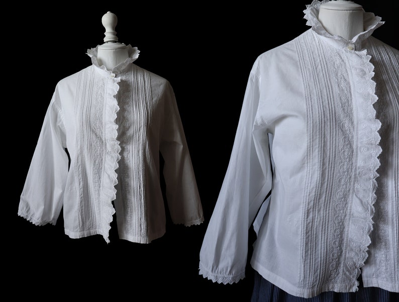 Chemise ancienne blanche en coton brodé, manches longues, forme évasée image 3