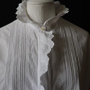 Chemise ancienne blanche en coton brodé, manches longues, forme évasée image 5