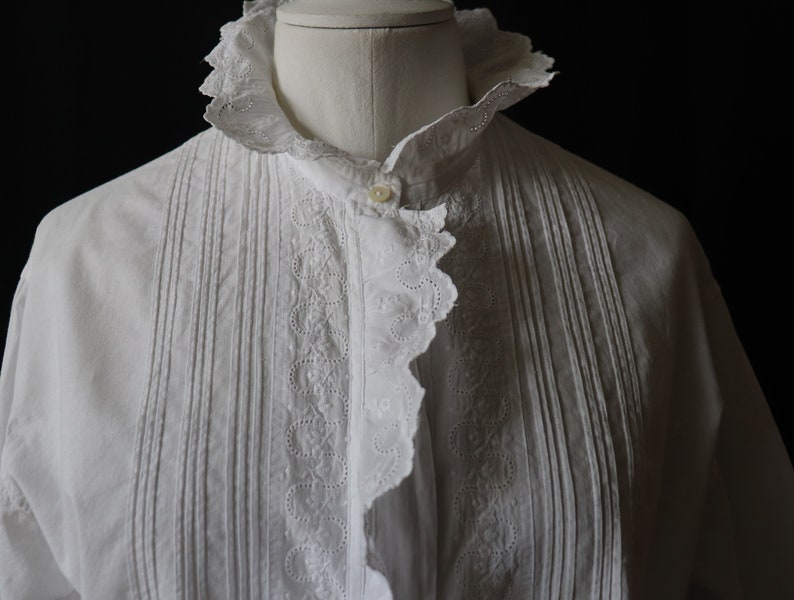 Chemise ancienne blanche en coton brodé, manches longues, forme évasée image 5