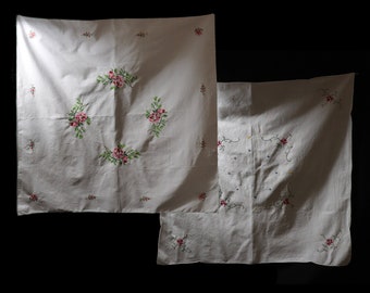 2 Anciennes petites nappes broderies motif roses au point de croix, coton blanc