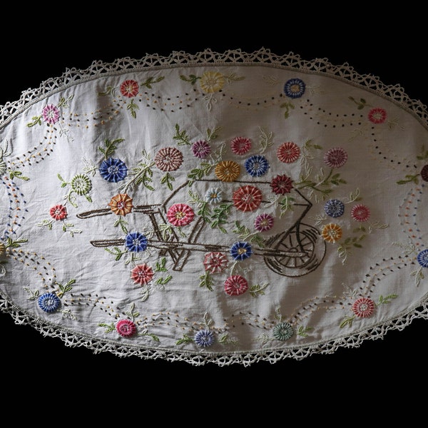 Ancien napperon ovale en lin brodé main, motif fleurs
