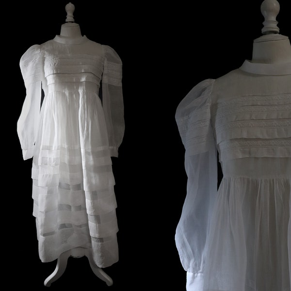 Old long white dress in organdy and fine lace, long sleeves, for young girls.