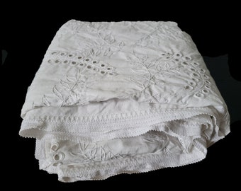 Ancienne nappe en lin brodée main, motif floral ajouré, coloris blanc