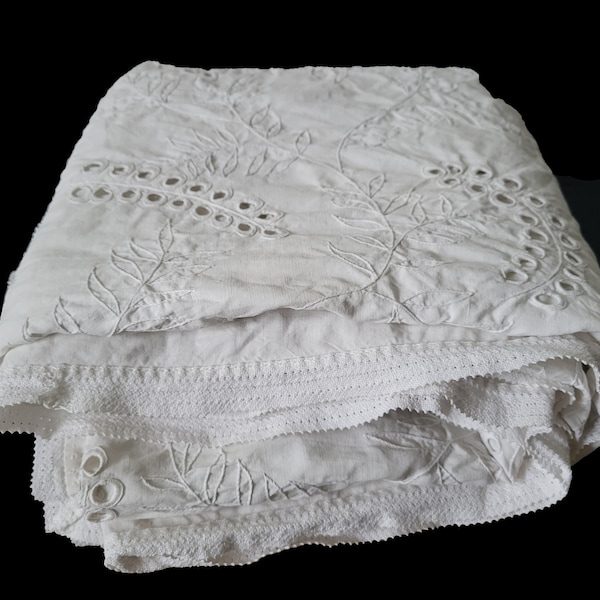 Ancienne nappe en lin brodée main, motif floral ajouré, coloris blanc
