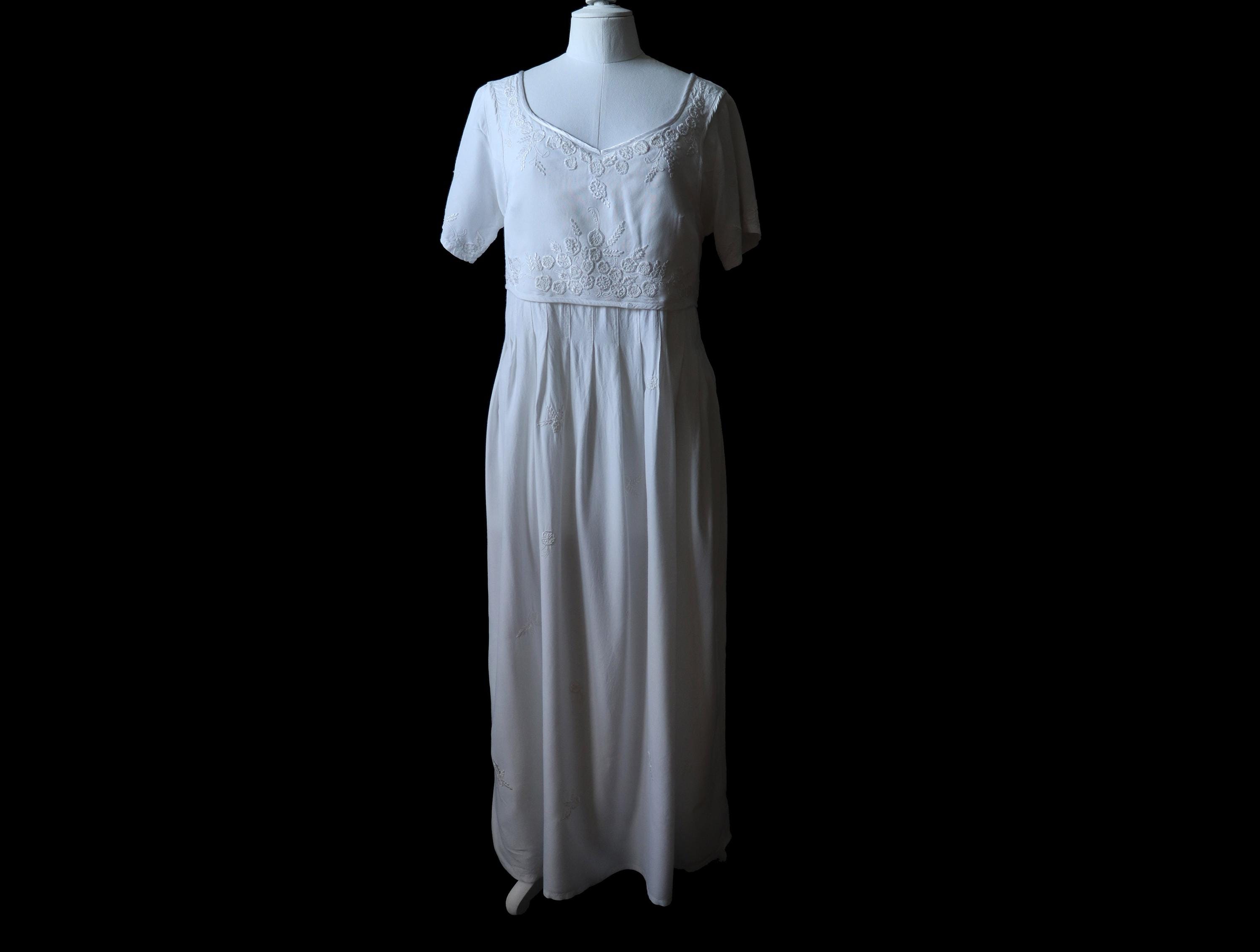 Vintage robe longue, blanche, brodée, manches Marque