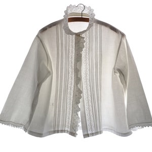 Chemise ancienne blanche en coton brodé, manches longues, forme évasée image 1