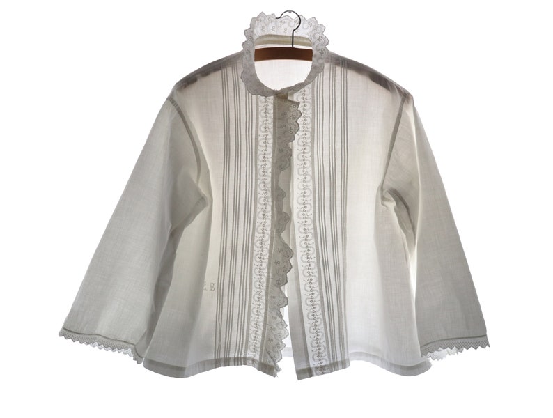 Chemise ancienne blanche en coton brodé, manches longues, forme évasée image 1