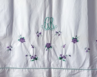 Lenzuolo antico di grandi dimensioni in cotone ricamato con mazzi di violette e un monogramma