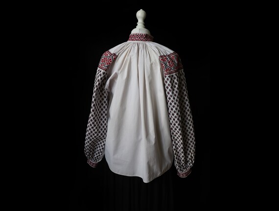 Old hand-embroidered Romanian blouse, long sleeve… - image 5