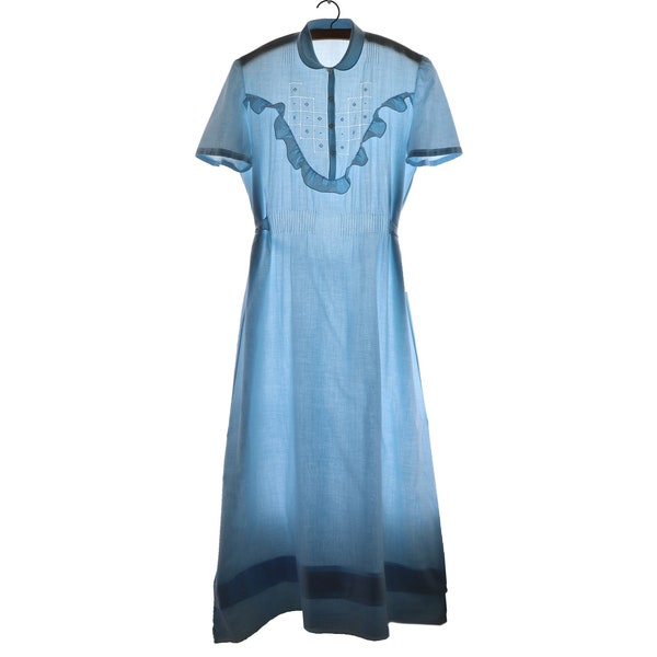 1940/50 Chemise de nuit longue brodée main, manches courtes, bleu ciel