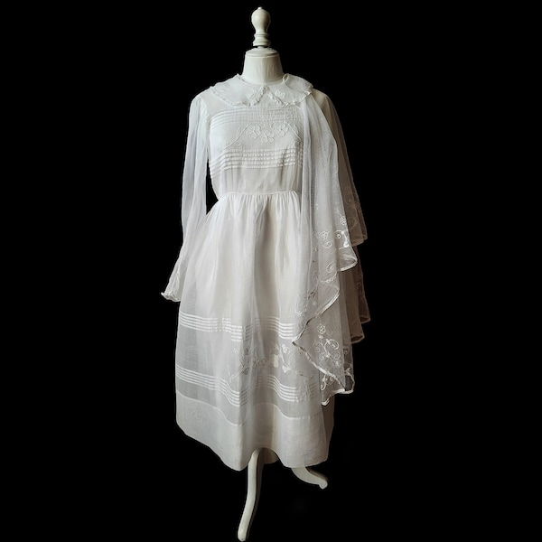 Ancienne robe longue blanche en organdi brodé, manches longues, pour jeune fille