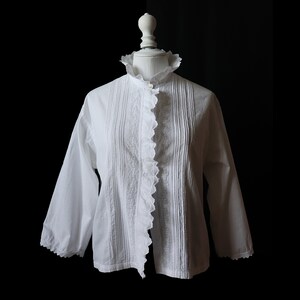 Chemise ancienne blanche en coton brodé, manches longues, forme évasée image 2