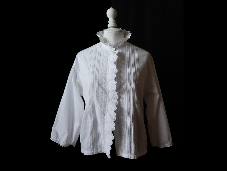 Chemise ancienne blanche en coton brodé, manches longues, forme évasée image 2