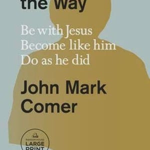 Può includere: Una copertina di libro intitolata Practicing the Way di John Mark Comer. Il design presenta una grande sagoma dorata di una persona su uno sfondo azzurro. Il testo recita: Be with Jesus, Become like him, Do as he did. Include il logo Large Print.