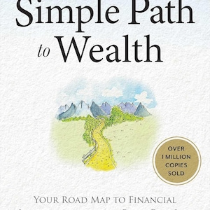 Könnte beinhalten: Ein Buchcover mit dem Titel The Simple Path to Wealth von JL Collins. Das weiße Cover zeigt eine Aquarellillustration eines gelben Weges, der sich durch eine grüne Landschaft zu blauen Bergen schlängelt. Ein goldenes Abzeichen besagt Over 1 Million Copies Sold.
