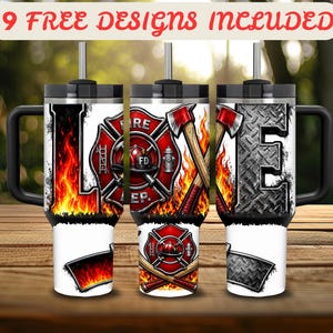 Könnte beinhalten: Drei Edelstahlbecher mit Griffen und Strohhalmen, die das Wort LOVE in großen Buchstaben zeigen. Das Design umfasst ein rotes Feuerwehr-Emblem, gekreuzte Äxte, Flammen und eine Riffelblech-Textur. Der Text oben lautet 9 FREE DESIGNS INCLUDED.