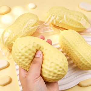 Giocattolo antistress realistico a forma di arachide, a lento ritorno elastico.
