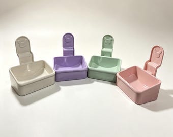 Comedero 2 en 1 para conejos, soporte para heno Macaron y comedero, accesorio antivuelco para jaula