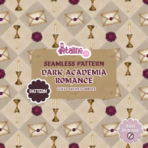 Pode incluir: Um padrão digital contínuo com um motivo repetitivo de envelopes cor de creme com selos de cera roxos, velas acesas em castiçais de latão e selos de cera roxos isolados sobre um fundo de grade de diamantes bege. O texto diz Petaline Art, Dark Academia Romance, 12x12 inches 300dpi, Pattern e Hand Drawing.