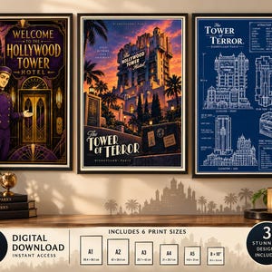 Può includere: Tre poster incorniciati che raffigurano la Tower of Terror a Disneyland Paris. A sinistra un fattorino, al centro l'hotel al tramonto e a destra un progetto tecnico blu con linee bianche e specifiche dettagliate dell'attrazione.
