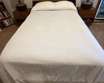 Copriletto in ciniglia stile popcorn di Morgan Jones degli anni '50 con lurex argentato