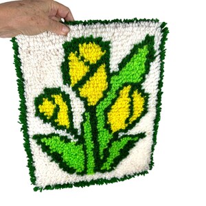 1970s retro latch hook wall hanging yellow tulips 11” x 14”